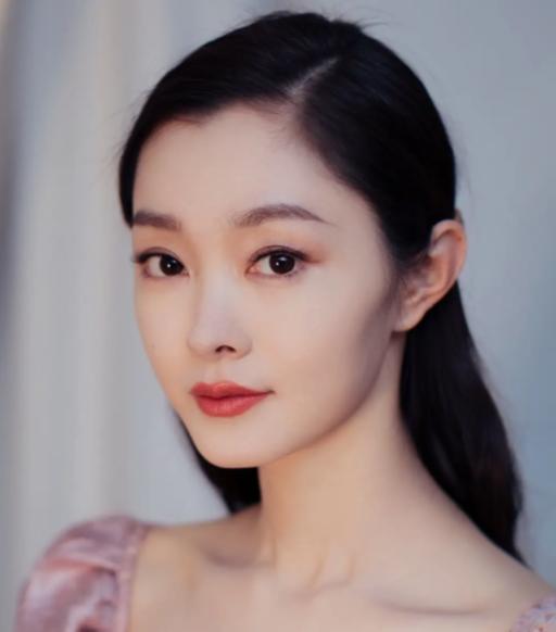 窦骁问宋轶："有人把你的名字念错过吗？"宋轶说："有啊，好多。"窦骁好奇："他们