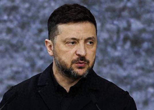 泽连斯基这次把话挑明了。 他坦言乌克兰并非不愿意坐下来谈停火，只是现在的时机