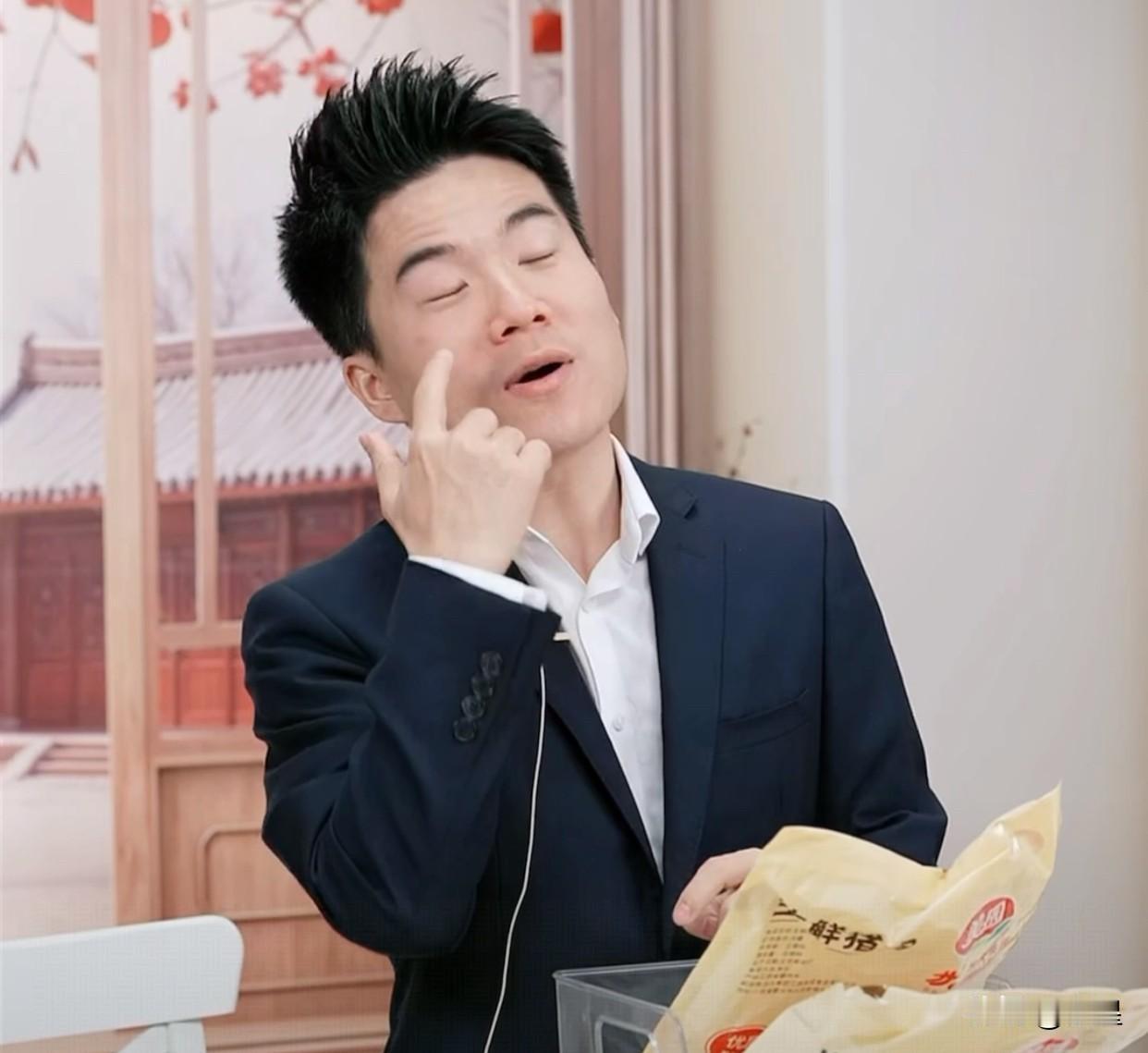 有人问董宇辉怎么长痘了董宇辉说，这是青春是18岁那年没送出的信多年后变成回