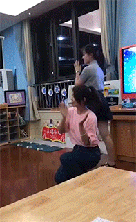 搞笑gif: 我这男朋友不分手是要留着过年吗