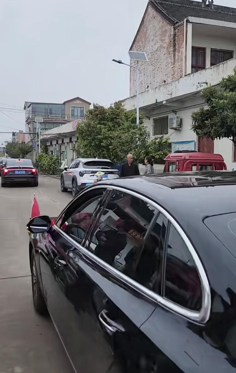 最近结婚多，如果碰到白事怎么办？近日，河南焦作，一对新人结婚，车队路过的地方有