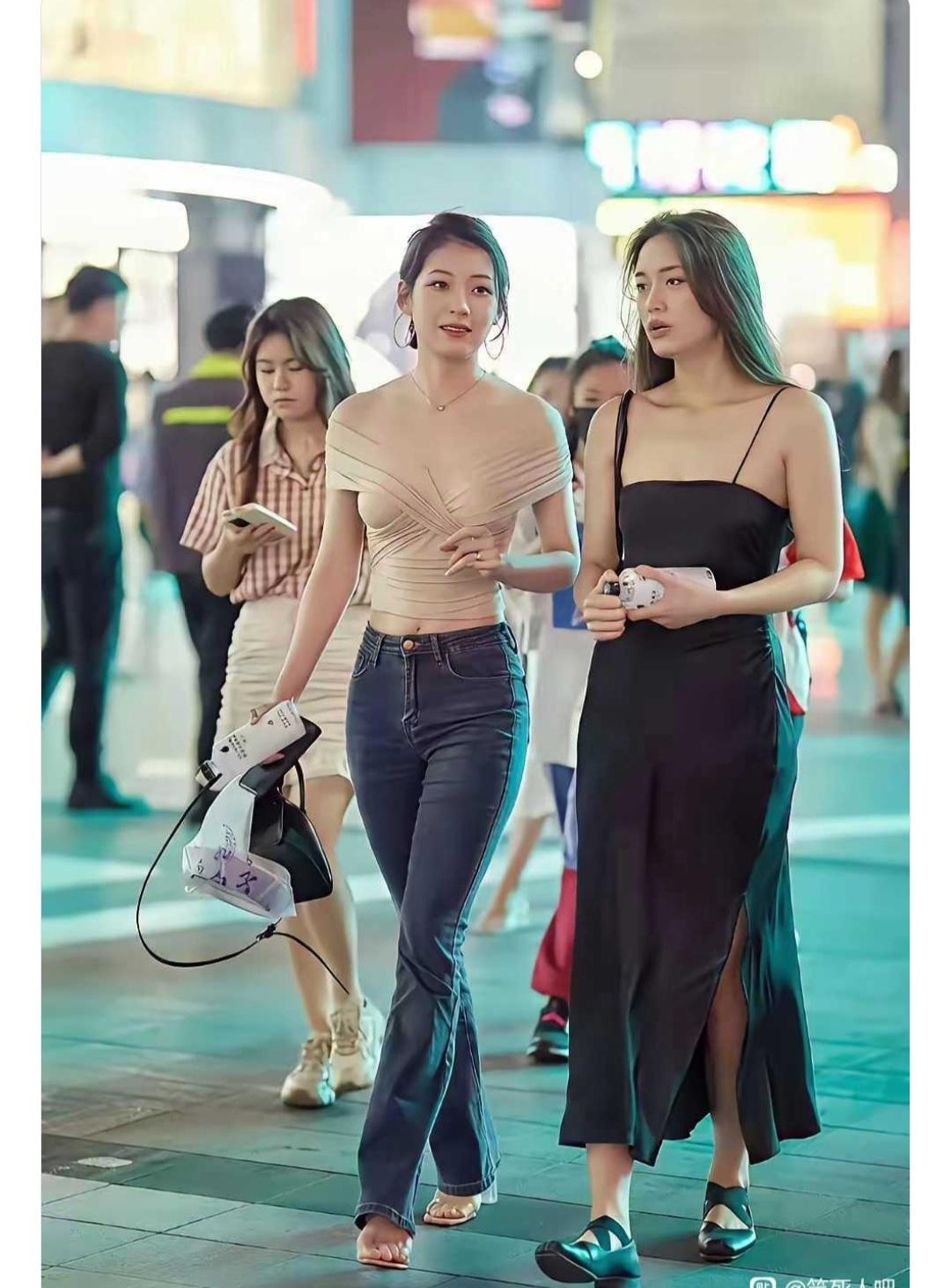 本以为吊带裙稳赢，没想到牛仔裤更出彩[大笑]