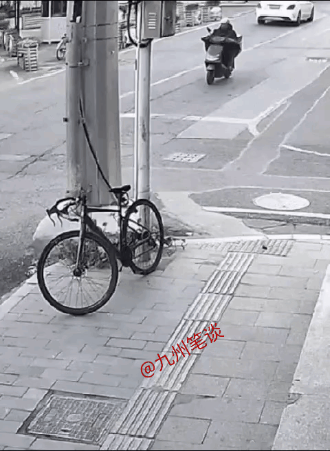 外卖快递小哥驾驶电动车快速行驶，赶着去送外卖，突然来了个360度前空翻！小哥动弹