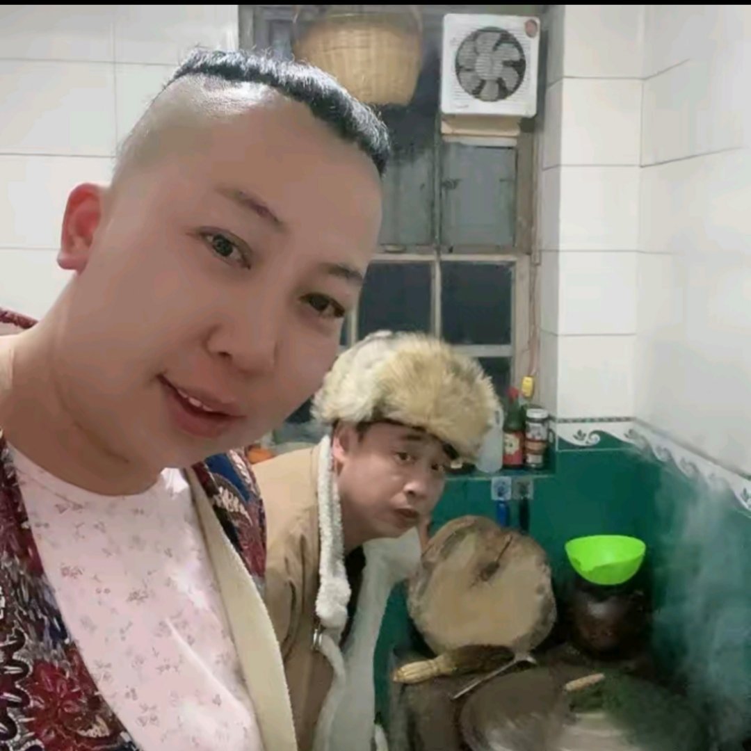 从顶流的角度讲，陈震其实属于早年多舛大器晚成，所以比东北雨姐防风险意识更强；从车