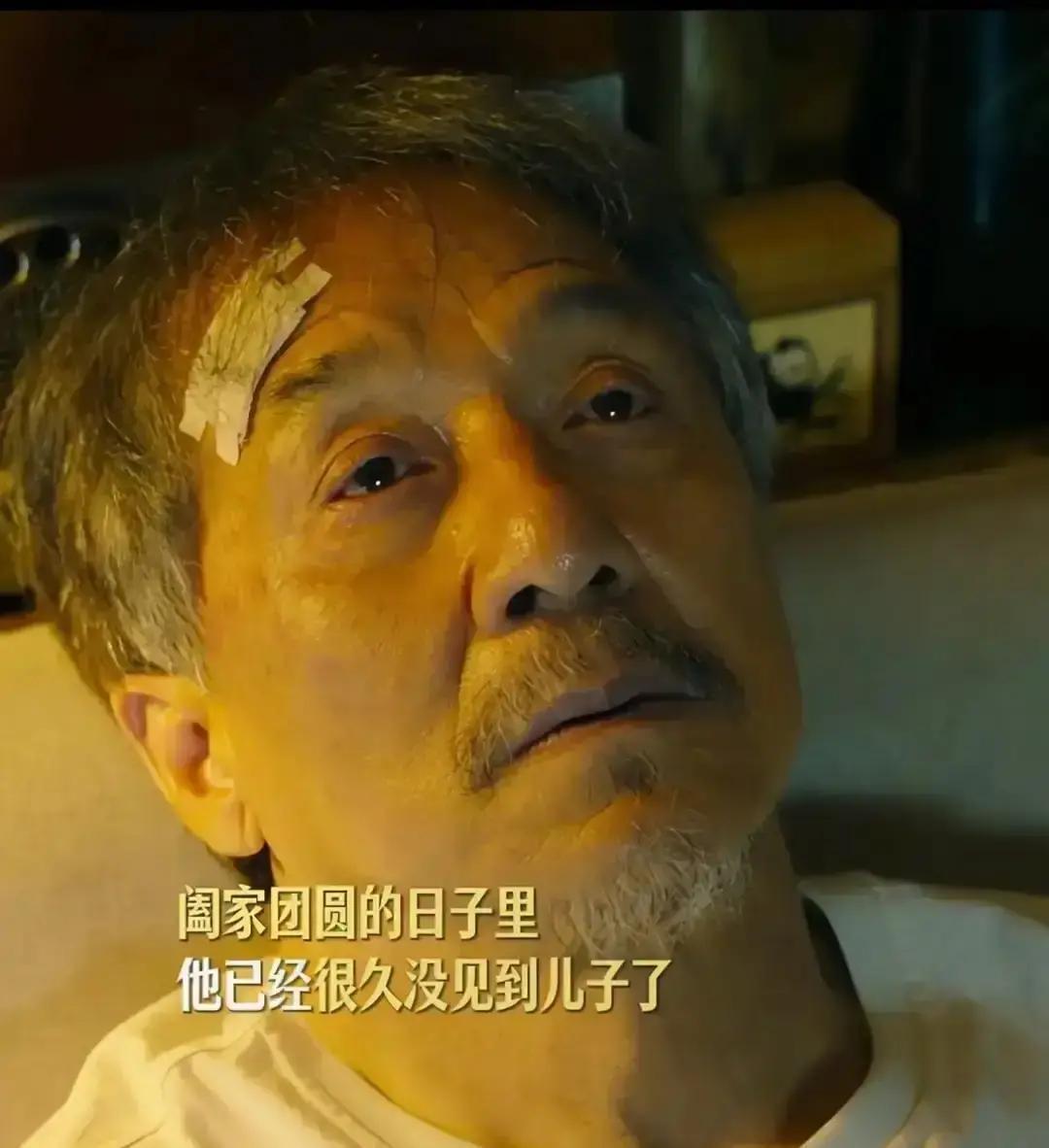 成龙手机屏保是房祖名童年照北京首映后台，记者拍到成龙点开微信置顶语音，房祖
