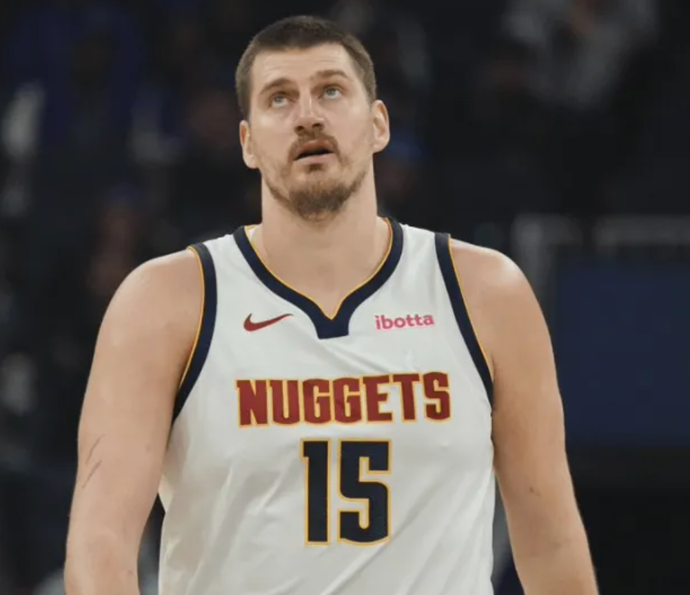 NBA常规赛，掘金117-128不敌勇士。本场比赛，掘金球员尼古拉-约基奇出战