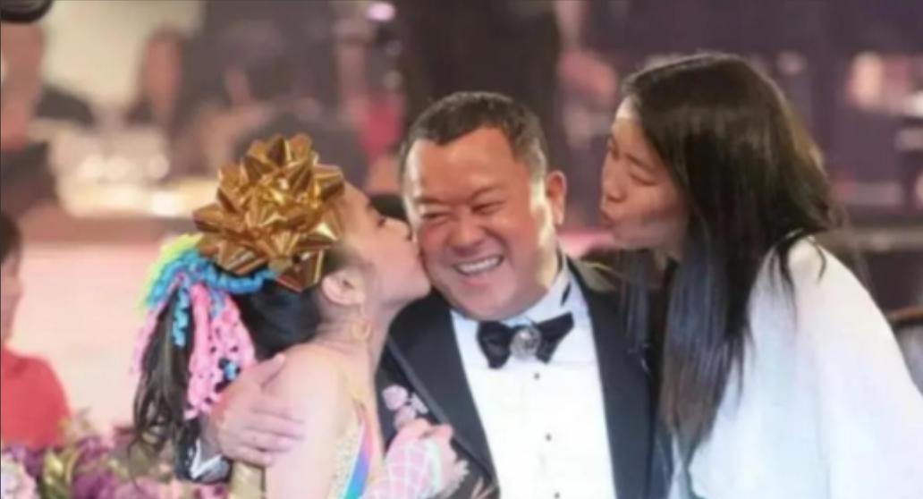 2006年，谭咏麟挖苦曾志伟：“恭喜你啊，嫁女荣升岳父。”曾志伟大怒：“你怎么还