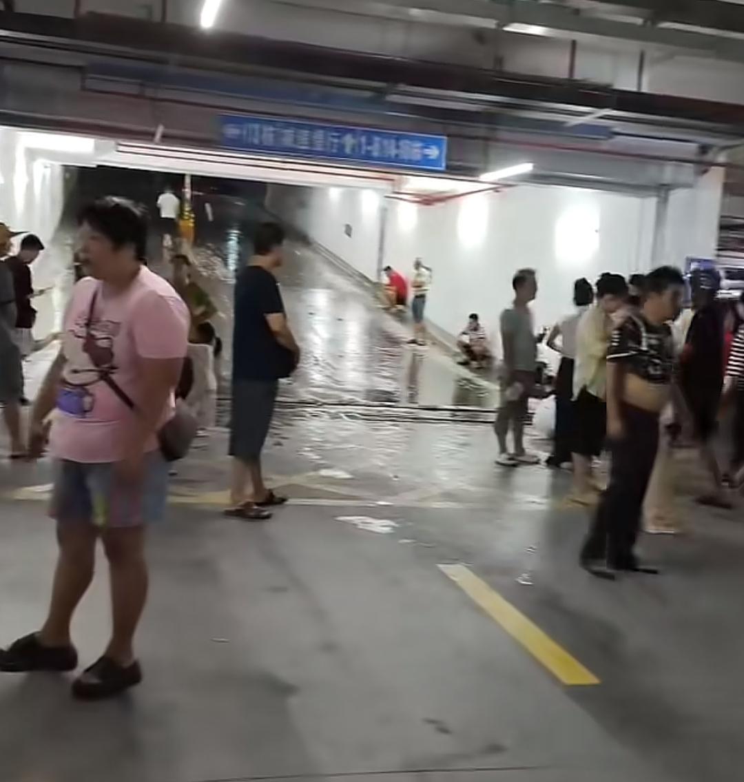 海南台风降临，竟然躲到安置区的地下停车场，不怕被淹吗？人只要在房间里，吹不走