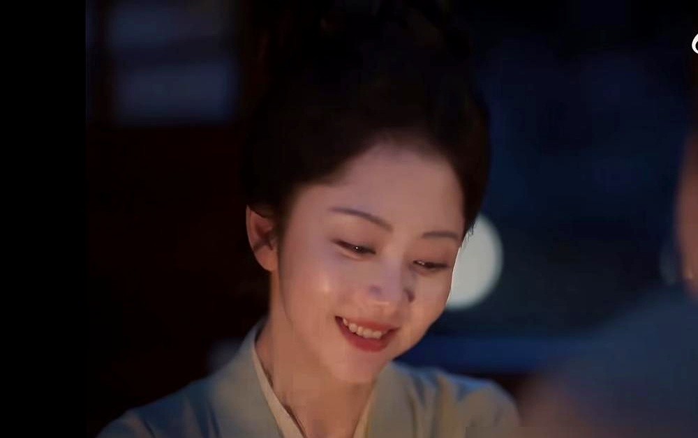 导演不喊停，谭松韵和刘学义能笑到天亮。“你别看我了，再看我真要破功了！”这是他俩拍亲密戏时的日常。太