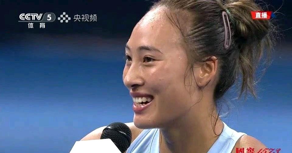 太可爱了！2025中网女单次轮，郑钦文2-0战胜阿郎戈后跟观众互动。郑钦文：我