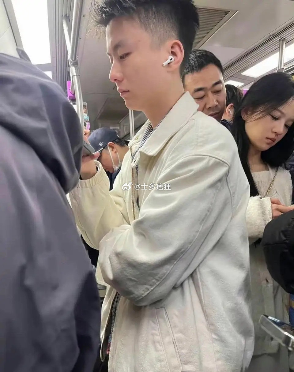 在地铁上偶遇到的，这是真的把妻子当女儿来宠