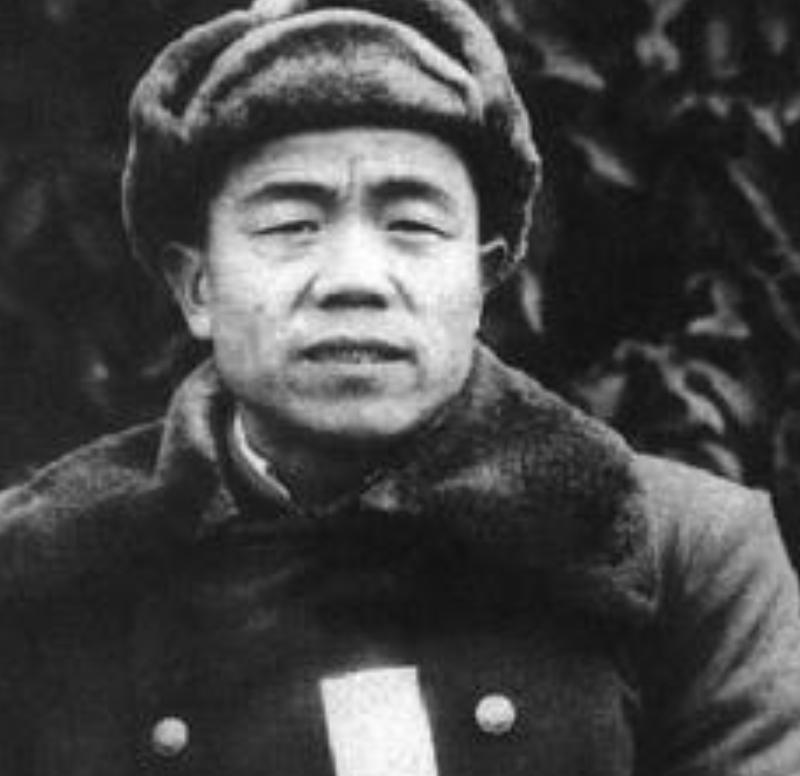 1965年，聂凤智将军在疗养院休养时，发现年轻的女护理员沉默寡言，少有笑容。有一