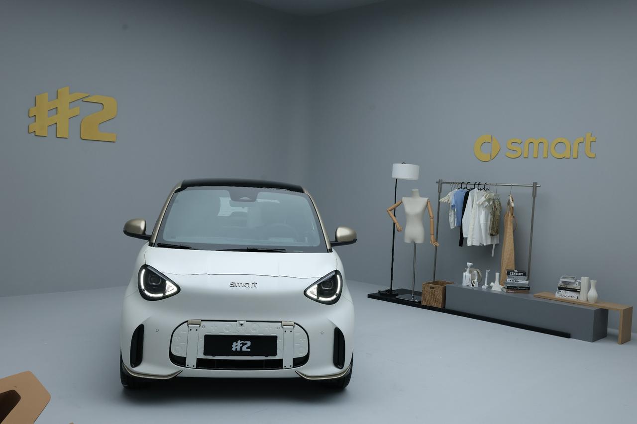 smart精灵2号鎏金高定版的推出，刚好戳中了当代人的消费分歧：有人算性价比，有