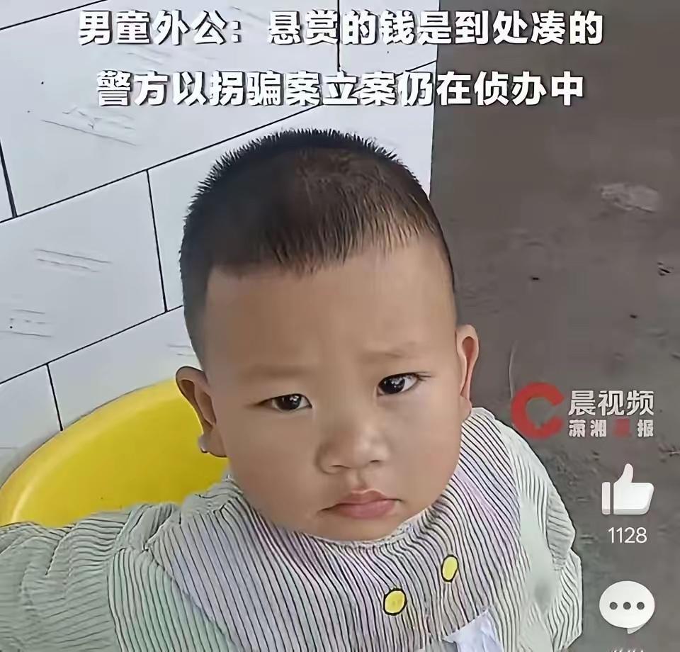 四川，一2岁男孩在外婆家院子里玩耍，期间，外婆就出门砍了几棵竹子，再回来时，孩子