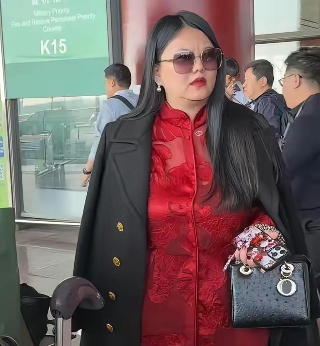 李湘那件卖3000的羽绒服，成本不是300，是30。但真正让你肉疼的，根本不是这