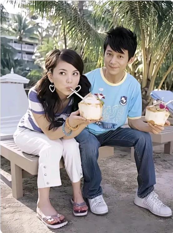 何炅和李湘两人坐在一起喝椰汁的照片很青春，那时候他俩主持的《快乐大本营》简直火遍
