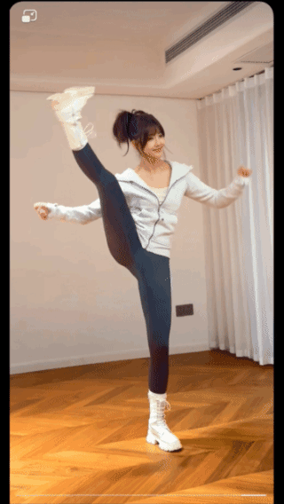 飞起一脚，能把你踹上天！美女体态轻盈，腿上功夫更是超群，一招一式尽显深厚