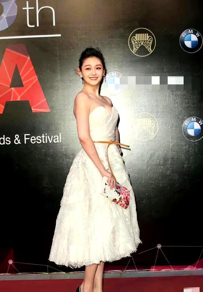 9年前钻妈妈裙底的小肉团，如今身高170，黑衣悼母。照片里，白色蓬蓬裙的裙