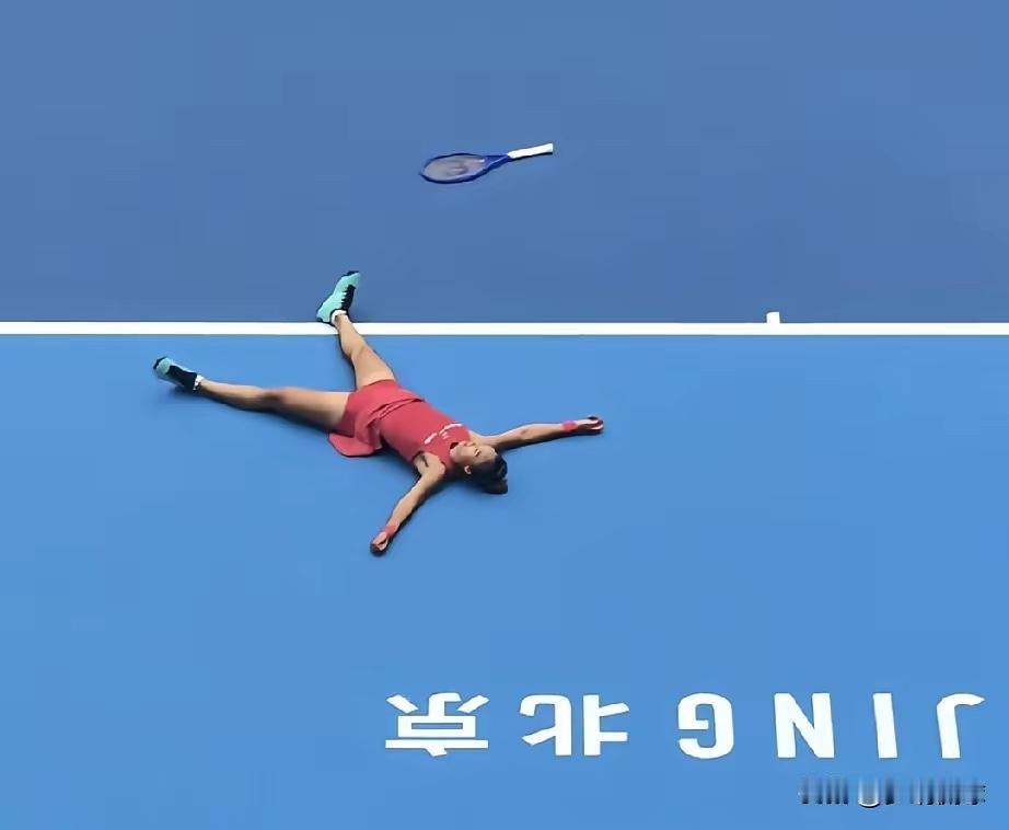 看到网络上的“那群喷子”又来了这次他们“喷”的是郑钦文赢下比赛后扔掉球拍往地