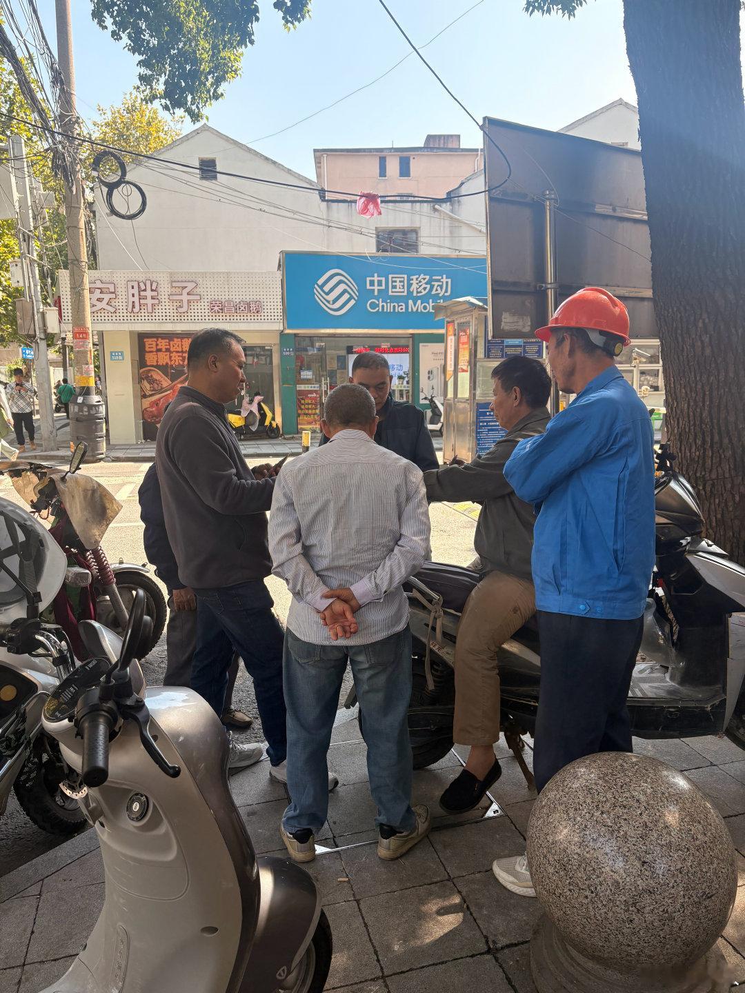 露天掼蛋，其乐无穷。#老百姓##农民工##生活手记##打小工##酷派k1晒出生活小快乐#​