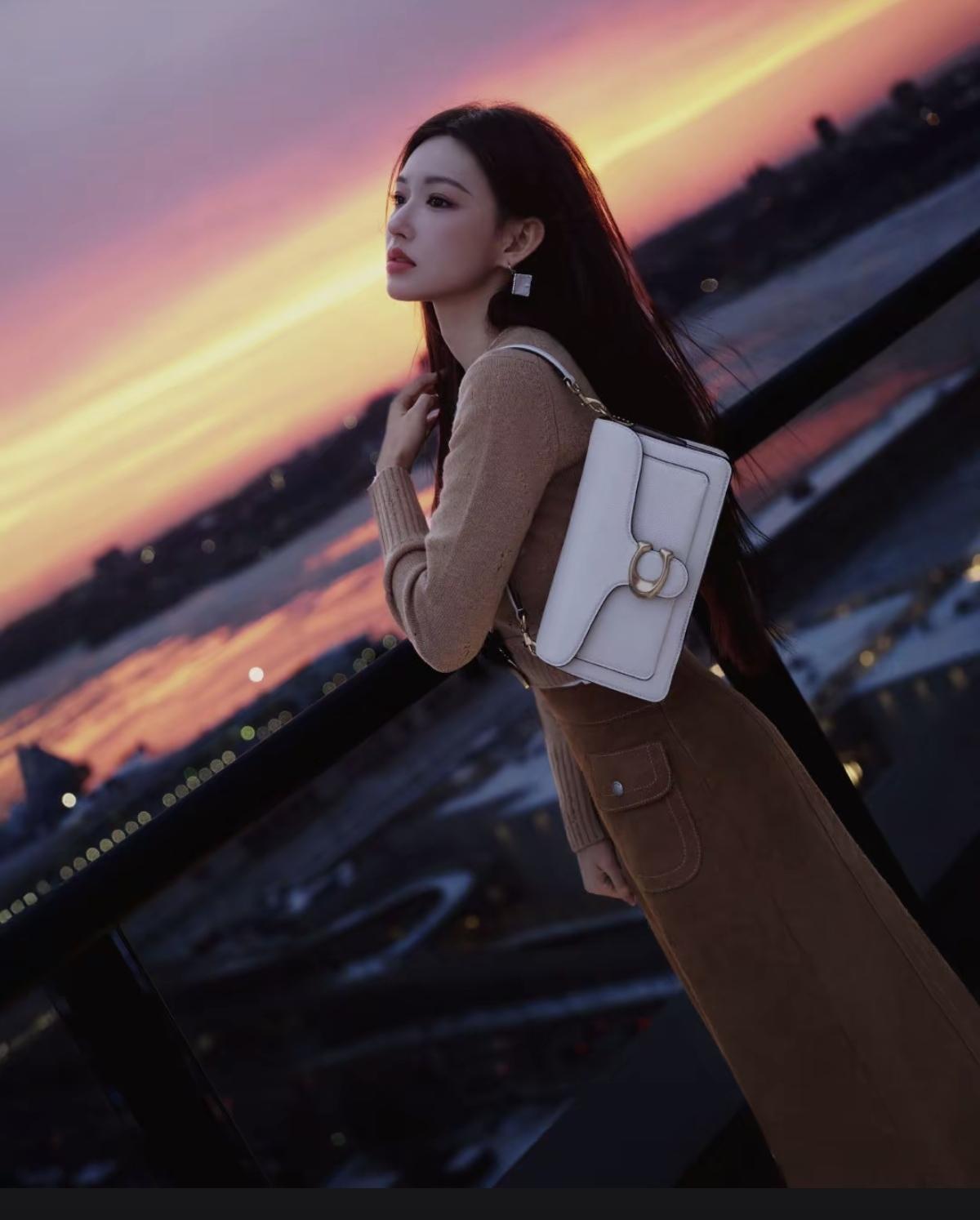 当程潇戴上金丝眼镜，美拉德风也有了高智感。秀场内是利落的都市精英，天台上是被晚霞