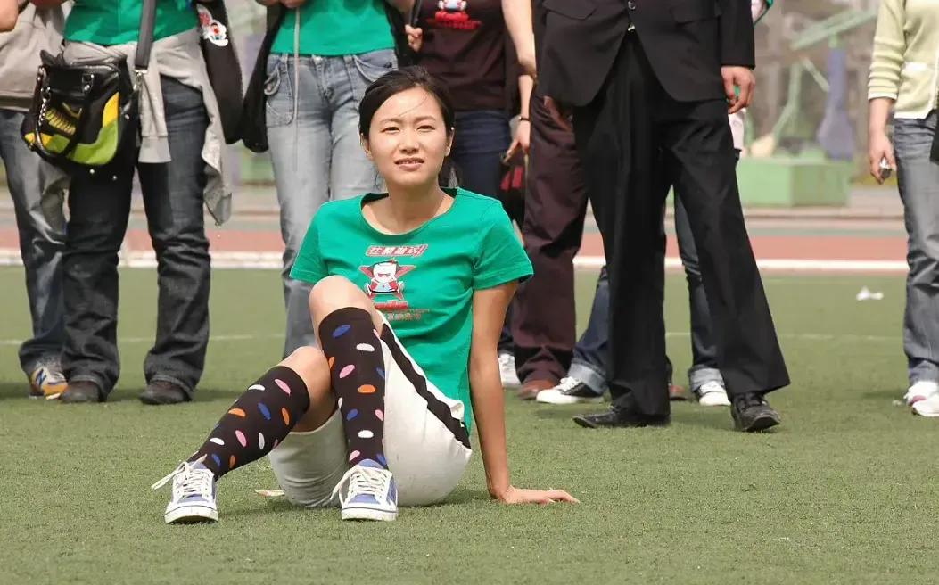 徐静蕾素颜状态下就像个20多岁的小姑娘，这完美的保养足够吊打国内一众中年女星了。