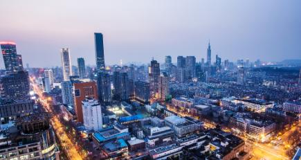 根据江苏省内多家官方媒体发布的各高校预估线，南京财经大学2026年在江苏的预估分