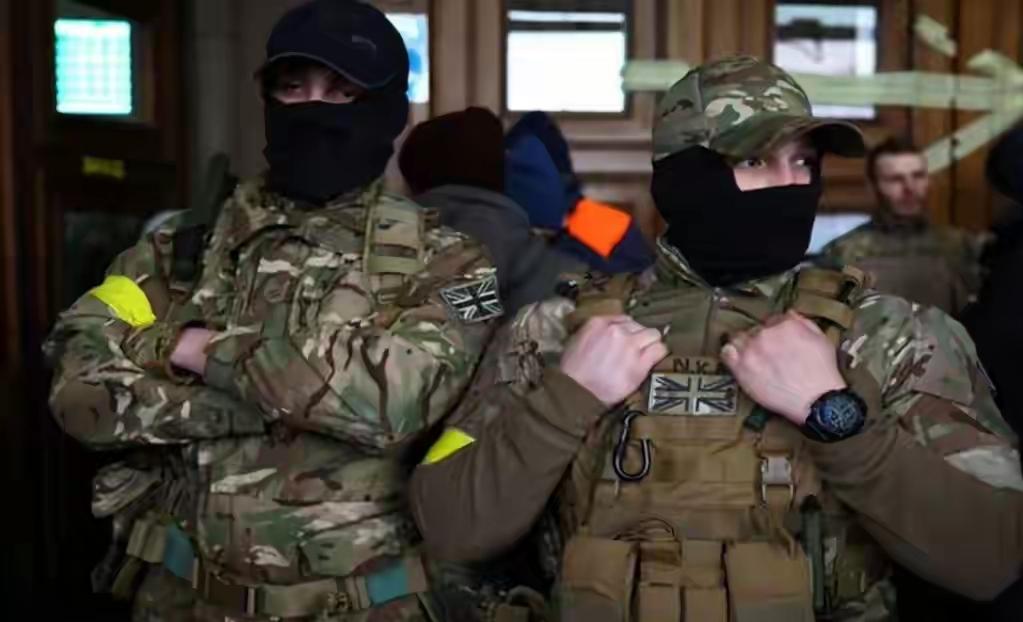 一伙北约雇佣兵在森林深处包围了一股俄军，可是由于俄军都是成建制的部队，使得这些雇