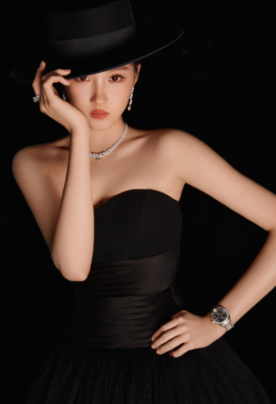 关晓彤今天美的好有冲击力啊！！浓墨的黑，复古色的红唇，冷艳的眼妆。衬得面部轮廓更