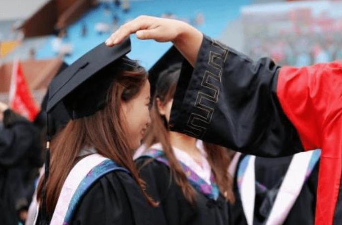 “现在的大学生都快供不起了！”前段时间，一位母亲在网络上发帖请教网友：现在的大学