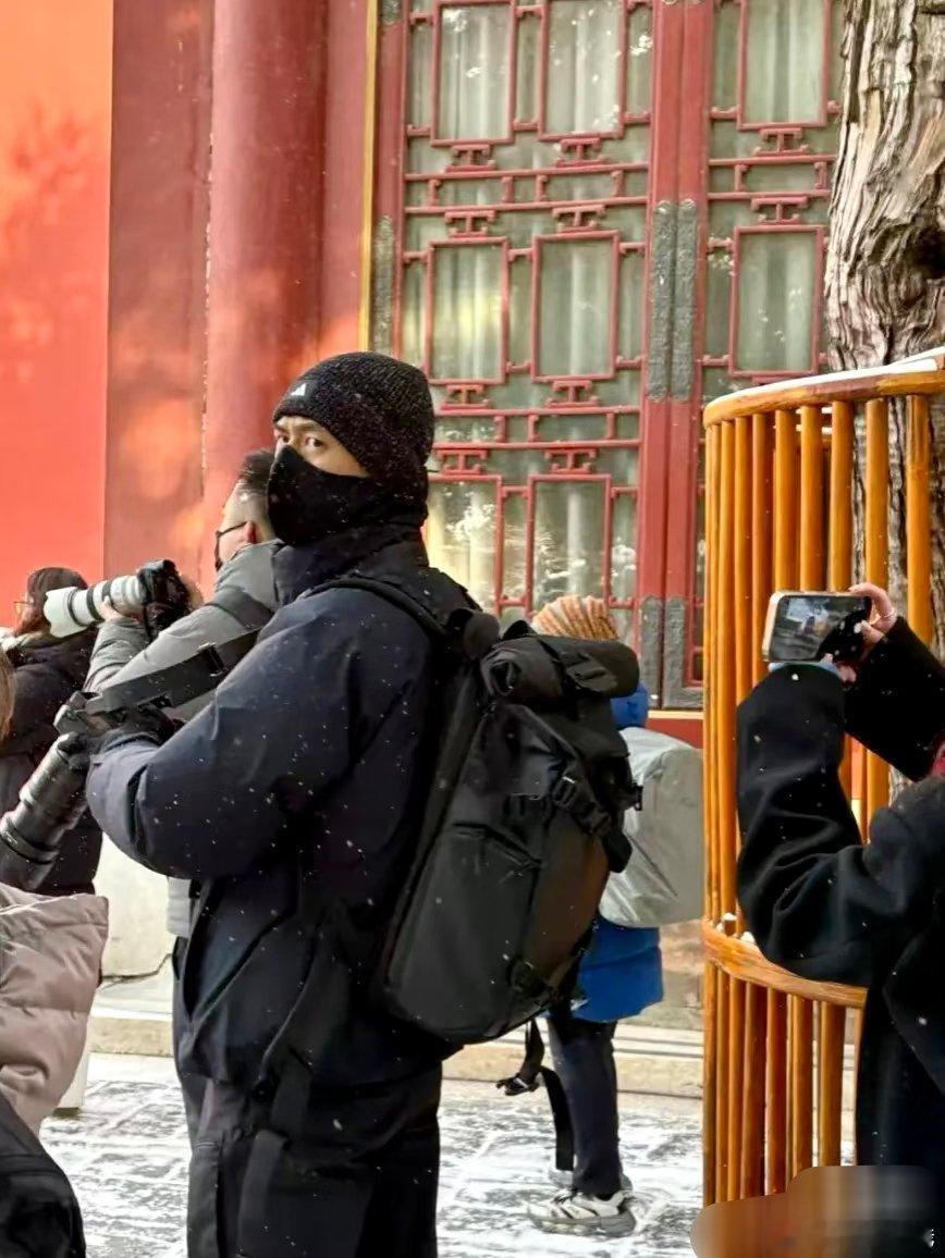 网友故宫偶遇李现，这是来拍雪景了吗。哥一直在游玩拍拍拍的路上哈哈哈