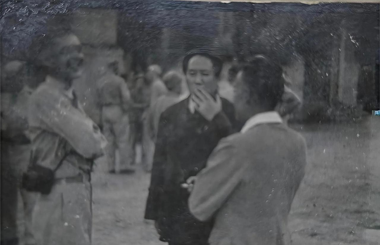 一张罕见的照片，你知道画面中都有谁吗？知道这是在什么地方拍摄的？