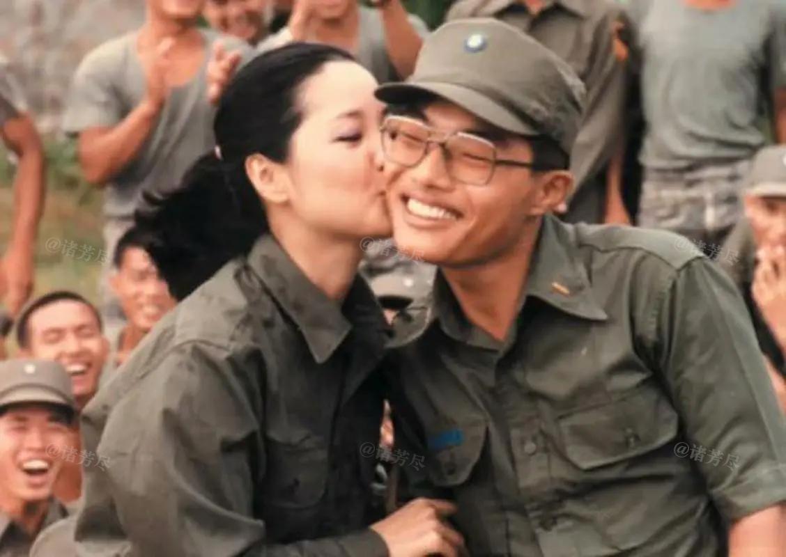 上世纪七十年代的台湾军营，邓丽君登台劳军，演出间隙做出一个让全场沸腾的举动——她