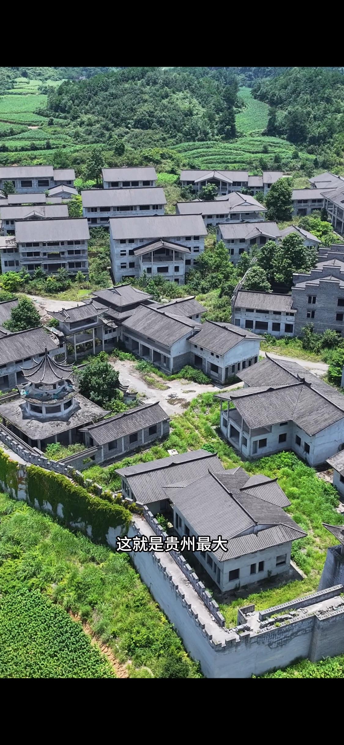 这就是贵州最大最惨的一个废弃影视城，总占地面积就高达4400多亩，当年砸了15个