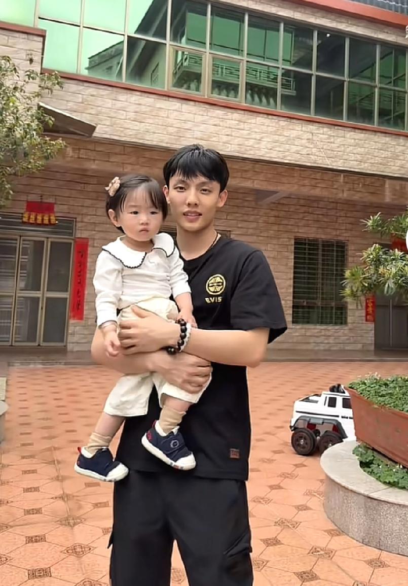 徐杰回家抱外甥女，比起胡明轩当球迷，他在家休息也是天伦之乐当然天伦之乐更多用