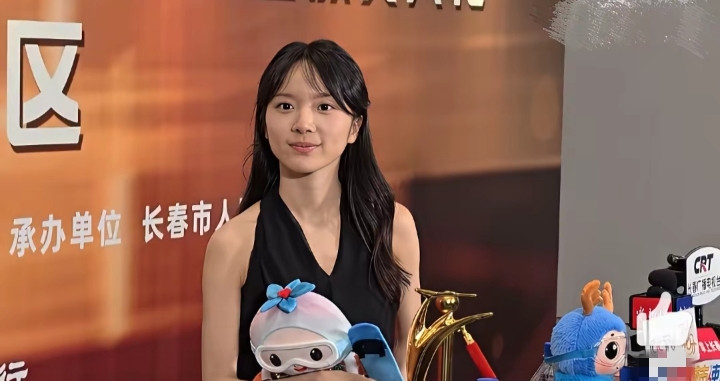 李思潼，22岁，出生于广东省揭阳市，毕业于广东财经大学金融学院金融工程专业，中国内地女演员。2026
