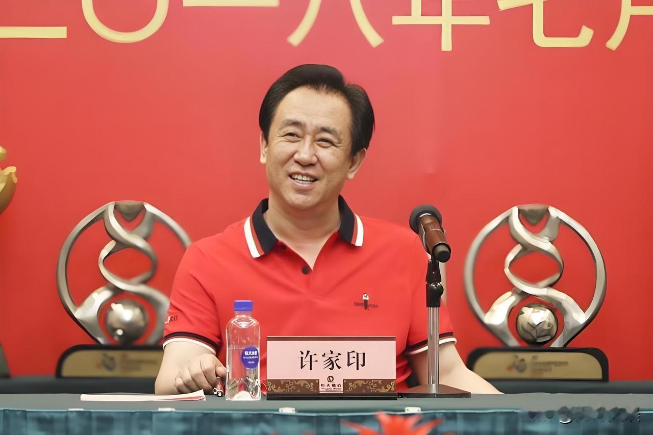 为何许家印在劫难逃，而王健林却能断臂求生？前两天，许家印受审的消息刷屏网络，