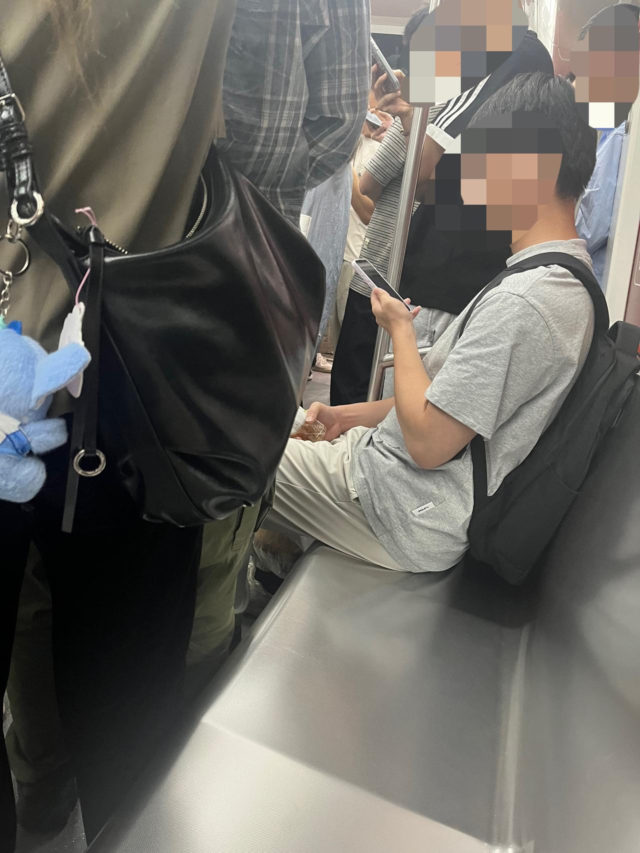 老弱病残孕座位,正常人能坐吗?没人的时候可以坐，有需要的时候必须要给人家让，但是