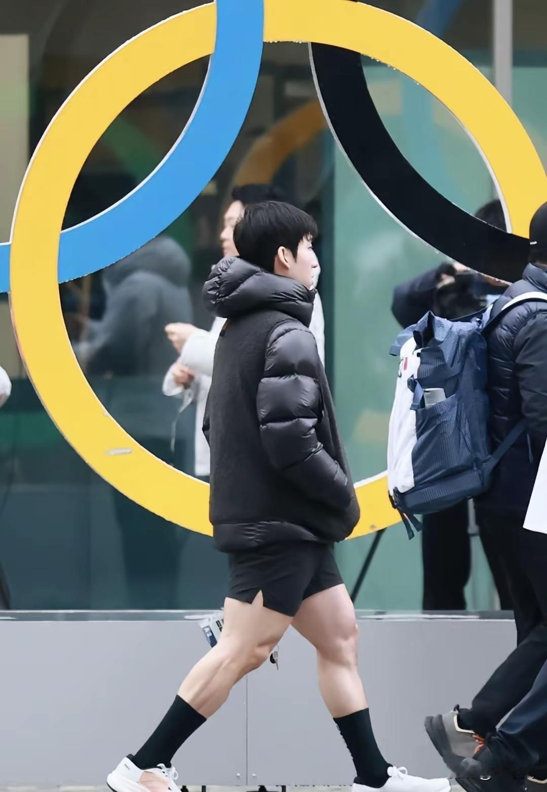 零下几度的冰场，林孝埈穿着羽绒服和短裤走了出来。这不是作秀，而是短道速滑运动员刻