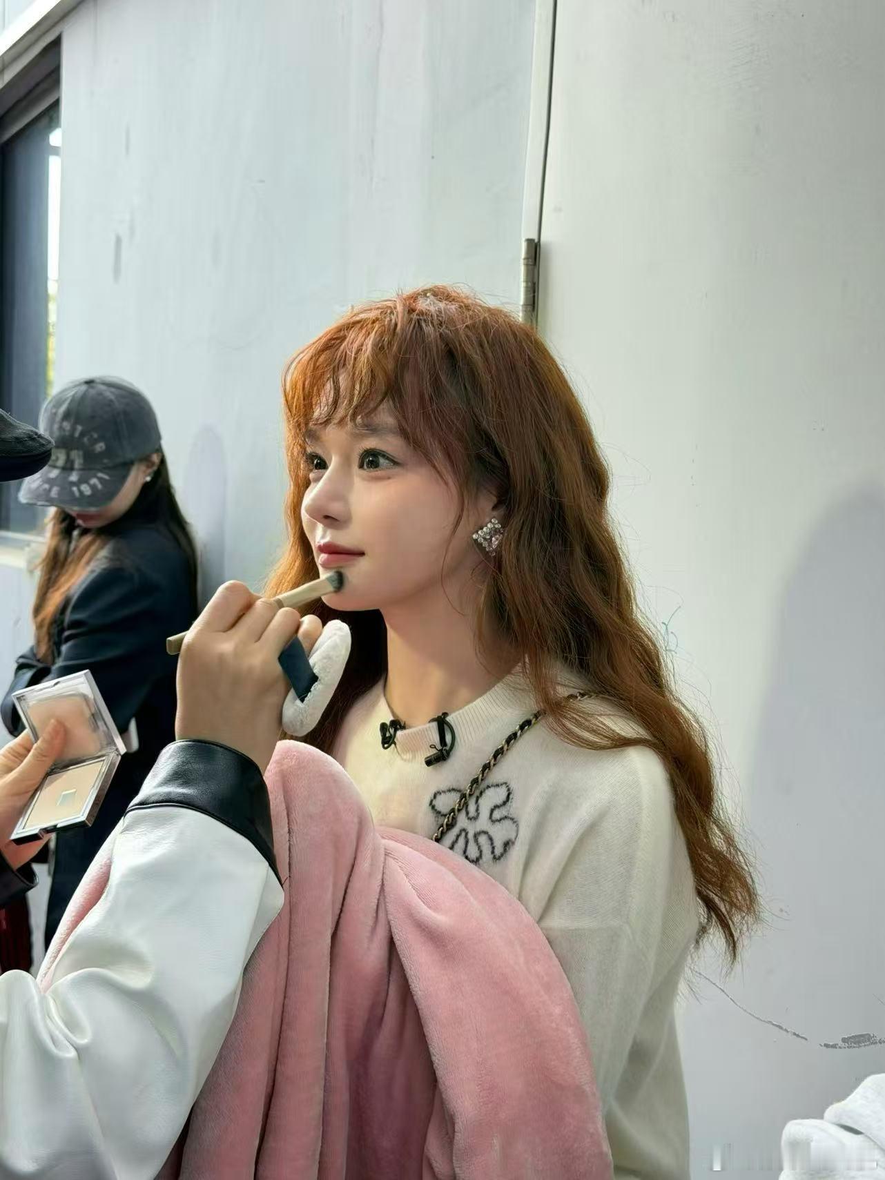 声生不息的这一幕太有爱了，Alin和李佳薇作为前辈，毫不吝啬地夸赞黄霄雲像洋娃娃