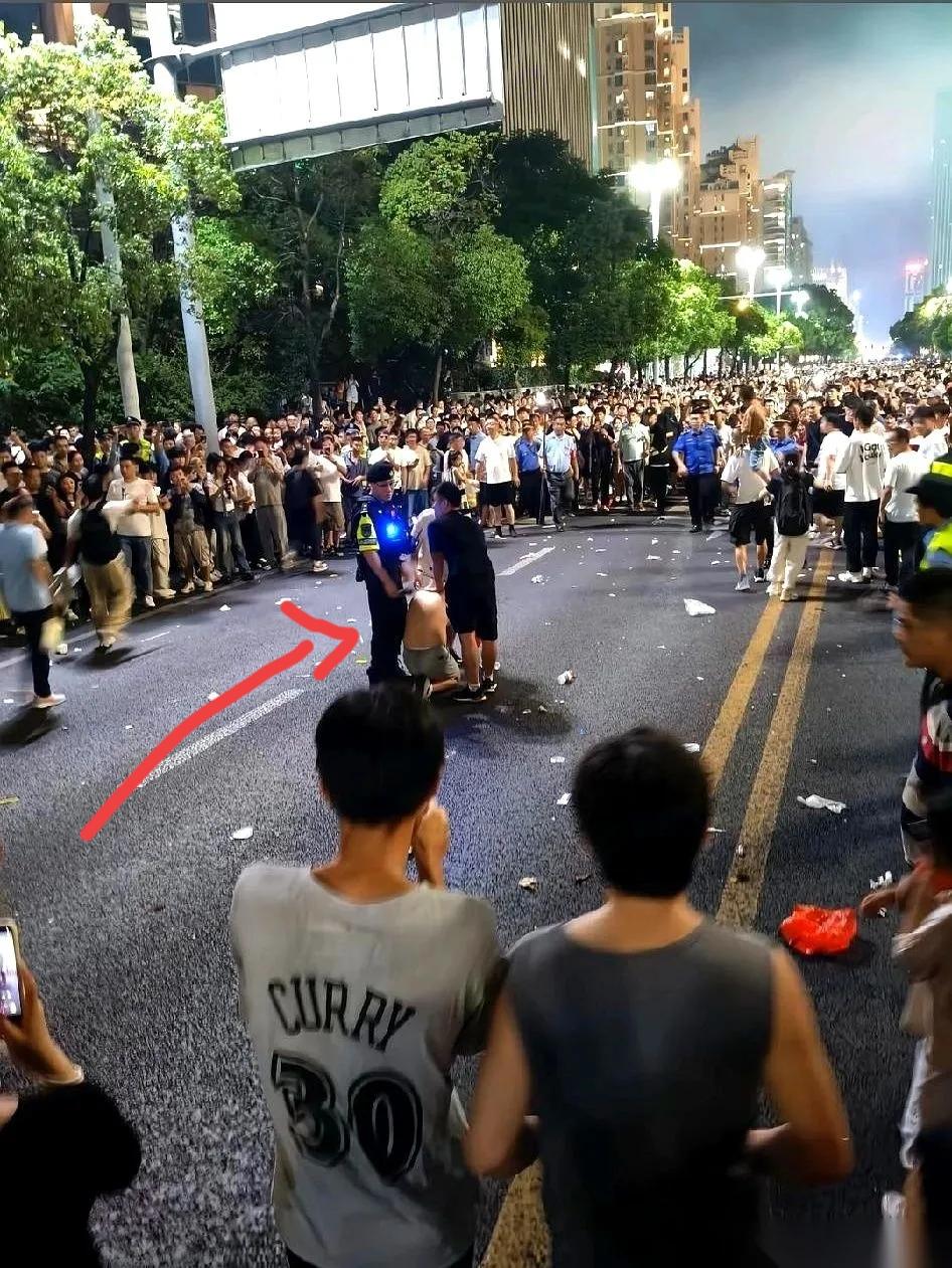 南昌这大哥真的火了，也真的惨了。我崽呢？”喊成“我宰你！”，国庆南
