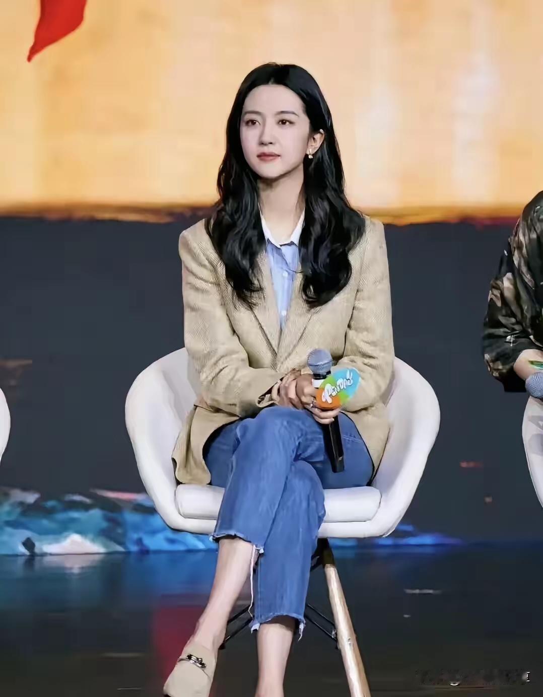 李沁，90后女演员，气质清雅出众，可惜就是不温不火，也不知道那的问题。