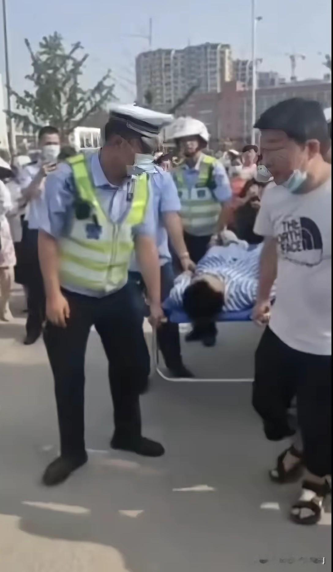 手术完不到10个小时，他被抬进了高考考场昨天早上，简阳中学考点门口停了一辆救护