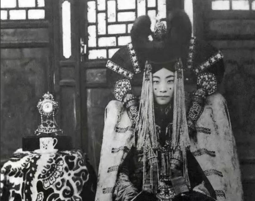 1938年，蒙古平民皇后吉尼皮尔淡定从容地拍完了她生命中的最后一张照片，随后不久