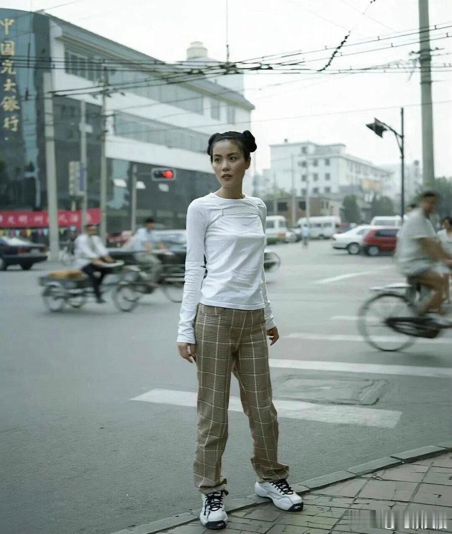 王菲28岁旧写真流出，满满的少女灵气，颜值直接惊艳时光！​​​