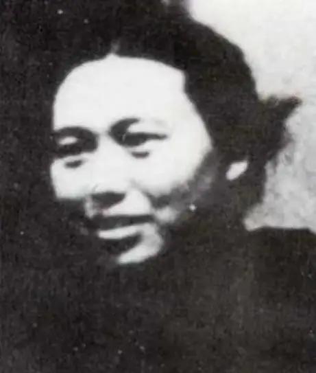 1933年，16岁的李开芬被活埋，这时，政治部主任张琴秋骑马冲了过来，高喊：“她