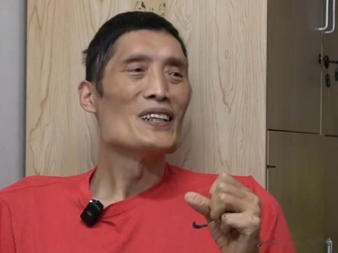 余乐平是余嘉豪的父亲，他亲手打造出国手中锋余嘉豪，他尽心尽力，早早为儿子规划好职