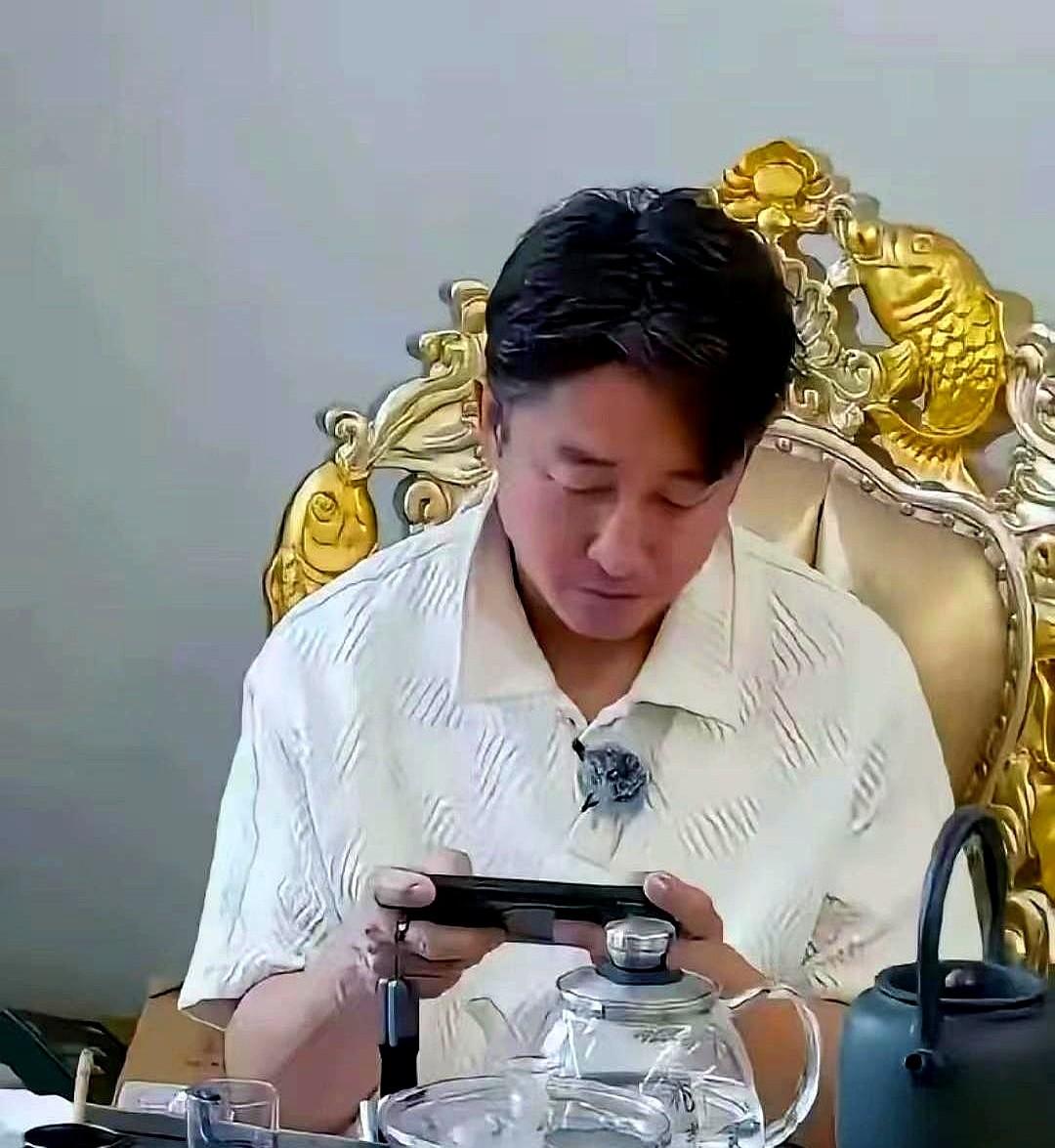 拳王邹市明退役后，妻子冉莹颖后悔了。她看着丈夫天天窝在家里打游戏，从早到晚，