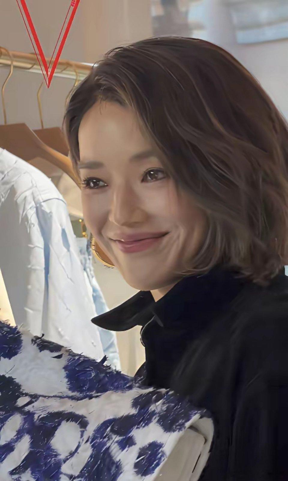 舒淇的无滤镜生图，满屏颈纹和褶子，硬生生扯下了内娱的遮羞布。6月24日北京品牌活
