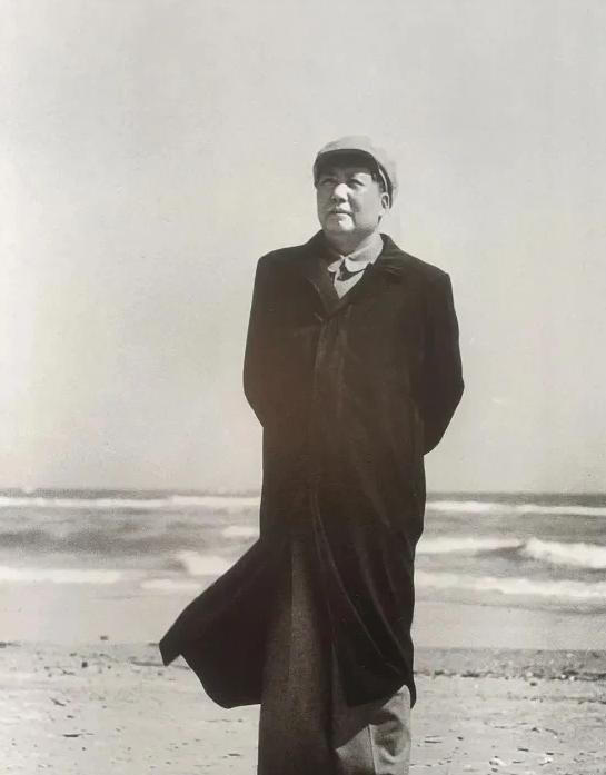 1954，毛主席去北戴河游泳，在河里遇上一名渔夫，渔夫没认出他，以为他只是普通老